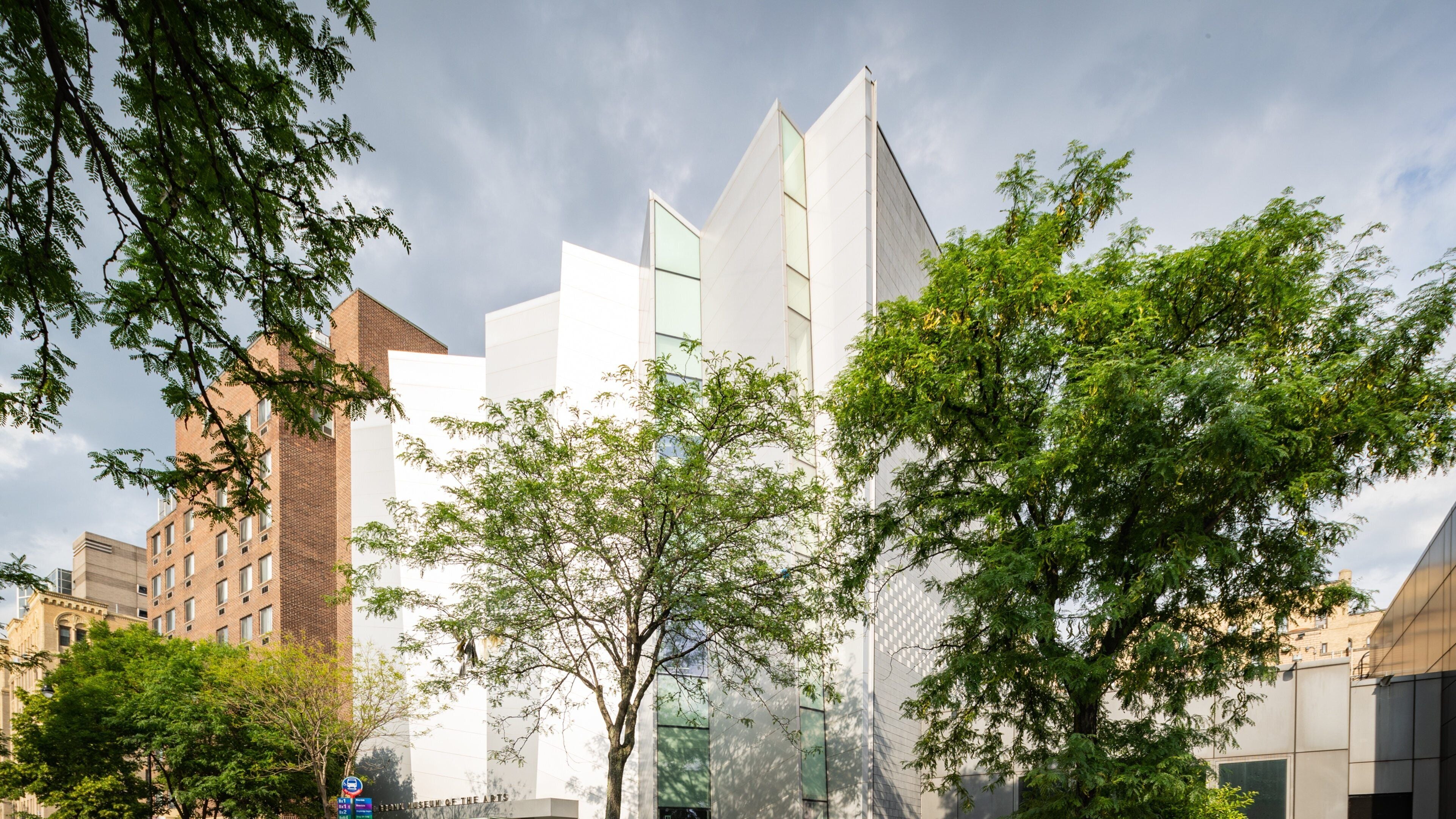 The Bronx Museum of the Arts featuring a city