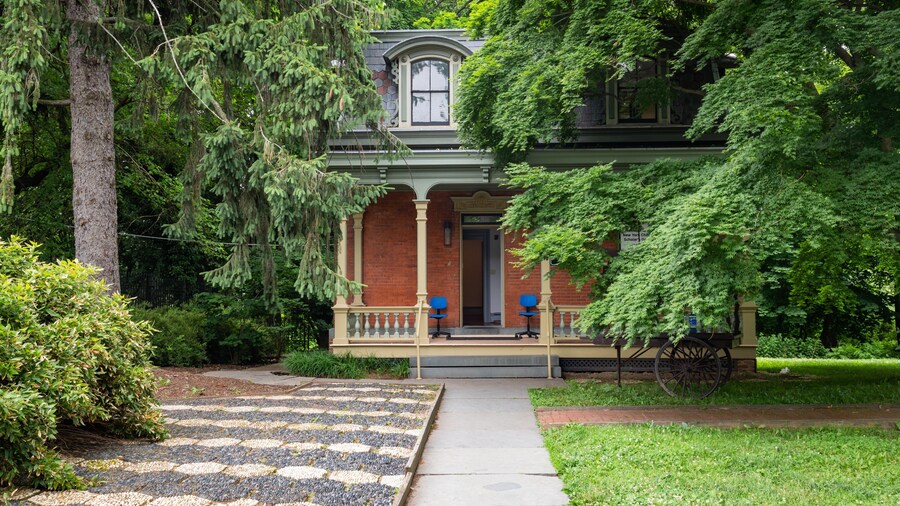 New York Chinese Scholar\'s Garden which includes a garden, a house and heritage elements