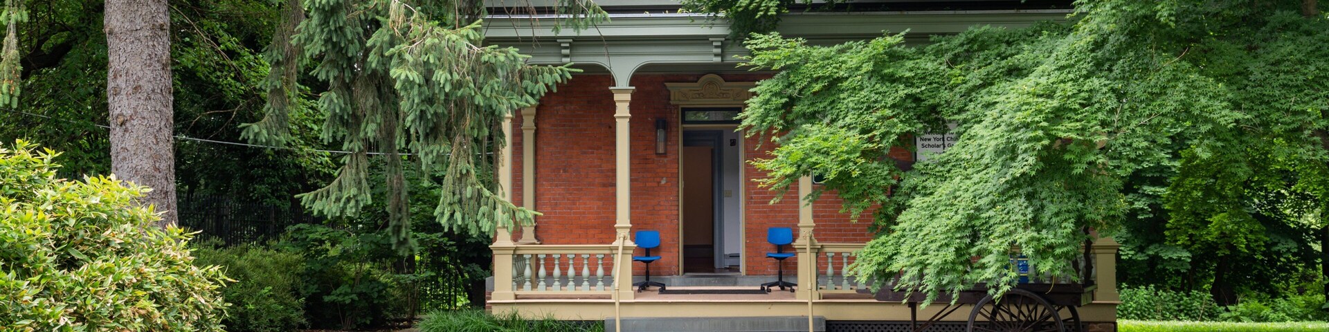 New York Chinese Scholar\'s Garden which includes a garden, a house and heritage elements