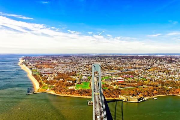 Un pont enjambant une rivière, avec une vue sur la ville en arrière-plan.