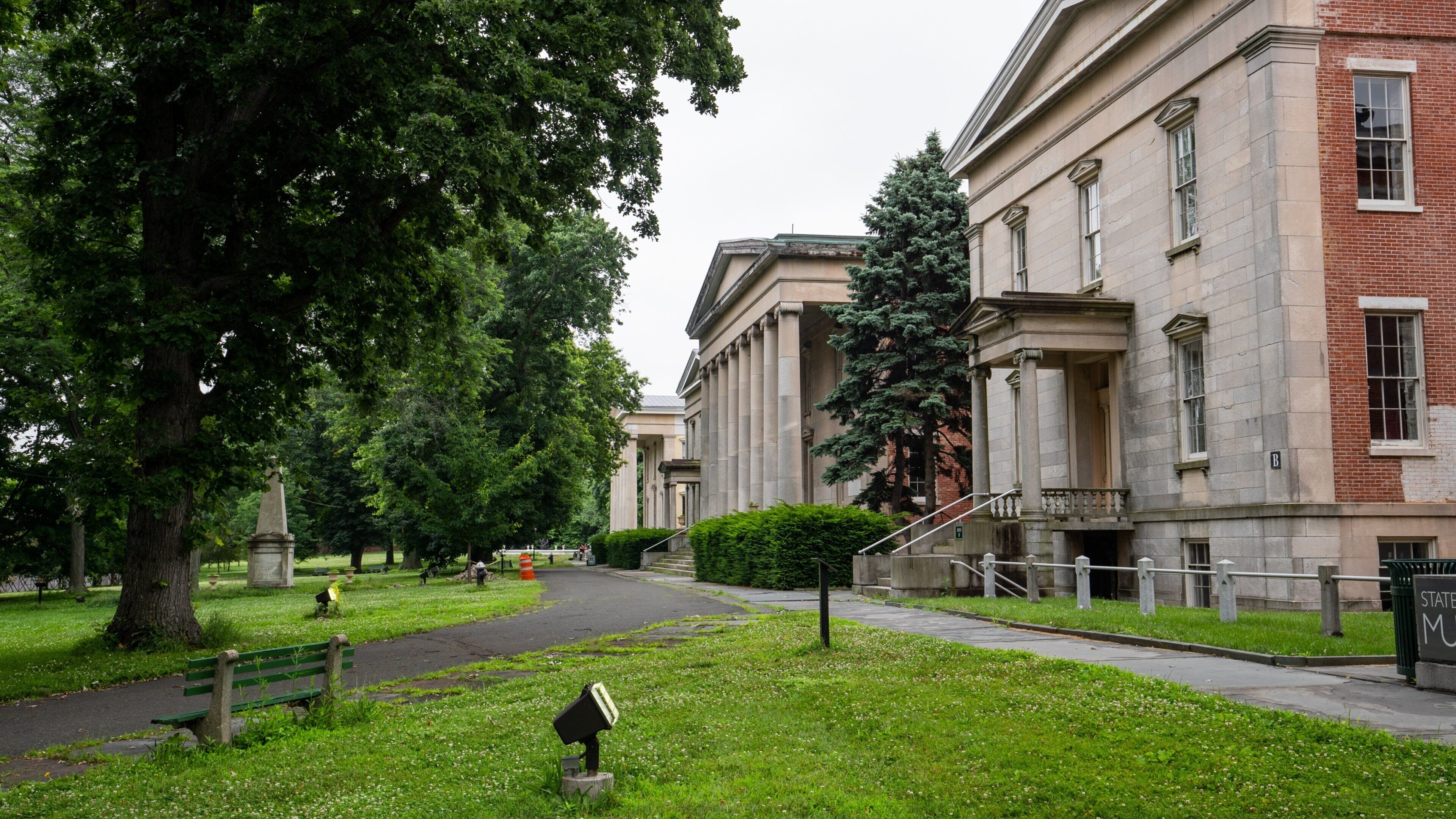 Staten Island Museum which includes a park and heritage architecture