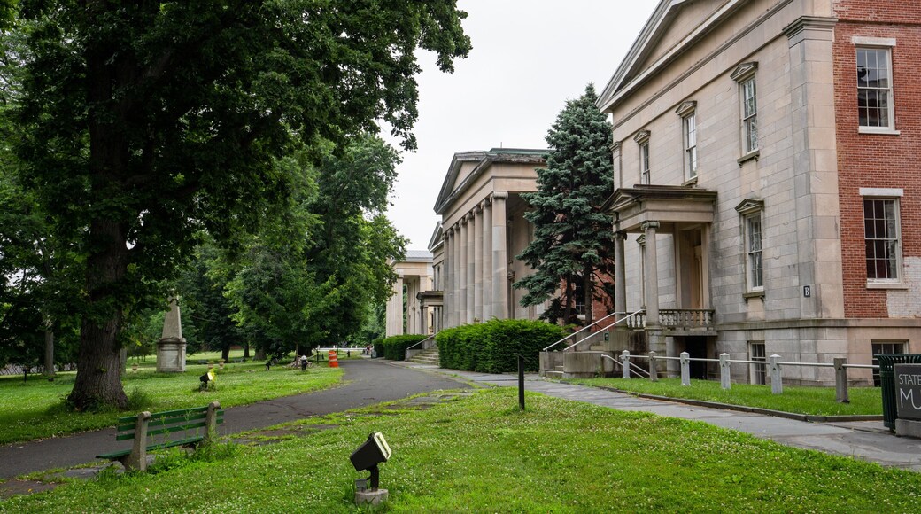 Staten Island Museum which includes a park and heritage architecture