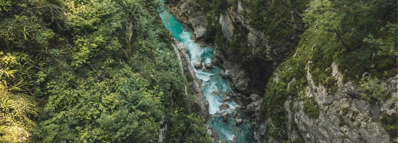 A birds view on the devils bridge above the Tolmin gorge.
#TroveOn #TakeAHike
https://www.facebook.com/ShotByCanipel/
https://www.instagram.com/canipel/