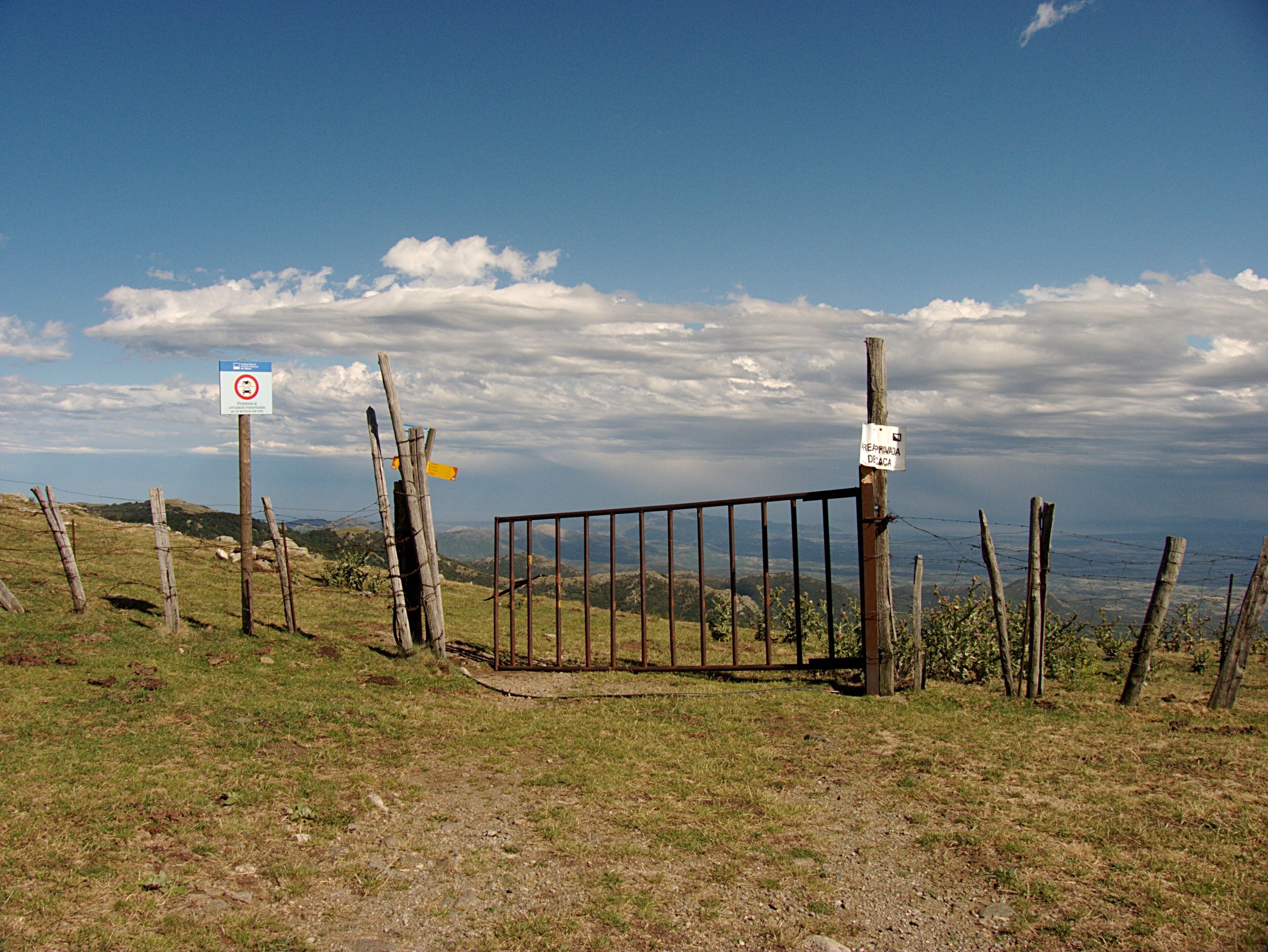 Frontière au Col du Puits du Pic du Néoulous, Montesquieu-des-Albères (Pyrénées-Orientales, Languedoc-Roussillon, France), Laroque-des-Albères (Pyrénées-Orientales, Languedoc-Roussillon, France), la Jonquera (Haut-Ampurdan, Gérone, Catalogne, Espagne)