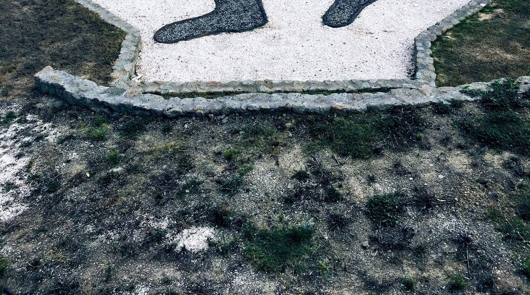 Reproduction d'un pèlerin de Saint Jacques en pierres et cailloux.