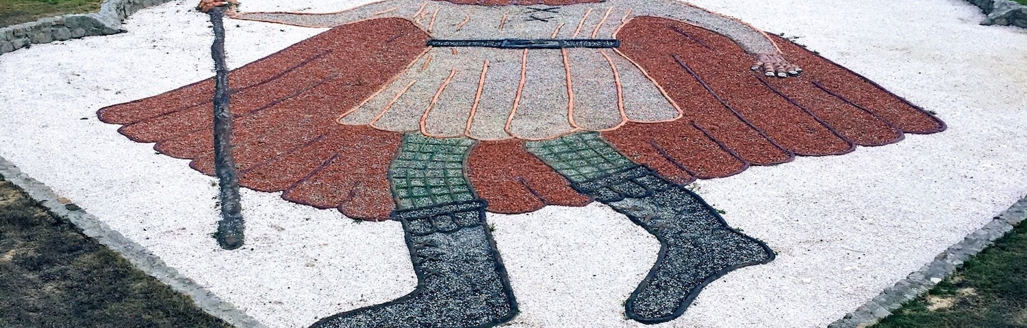 Reproduction d'un pèlerin de Saint Jacques en pierres et cailloux.