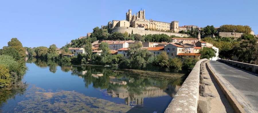 Le pont vieux à Béziers franchissant l' Orb et surplombé par la cathédrale Saint-Nazaire.