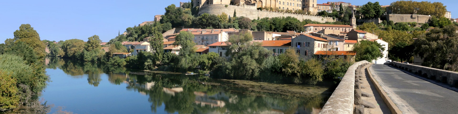 Le pont vieux à Béziers franchissant l' Orb et surplombé par la cathédrale Saint-Nazaire.