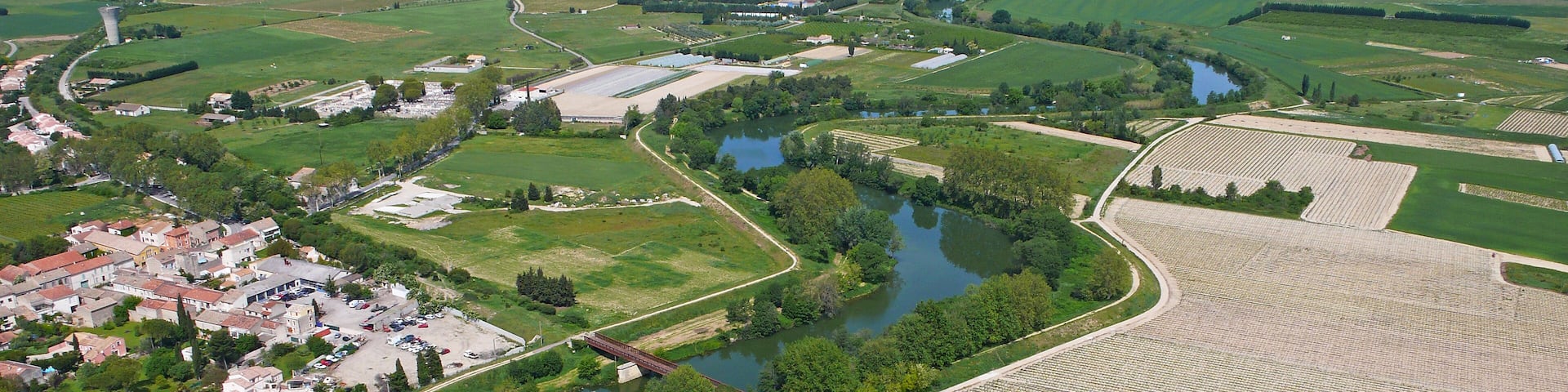 Photo aérienne de Marsillargues dans l'Hérault, Marssillargues vu du ciel, centre ville, lotissement, champs, Vidourle, pont, méandre, exploitations agricoles, Occitanie France