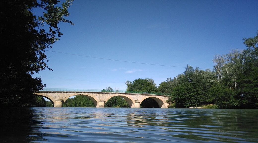 Pont en pierre sur le Vidourle reliant Marsillargues à Saint-Laurent-d'Aigouze.