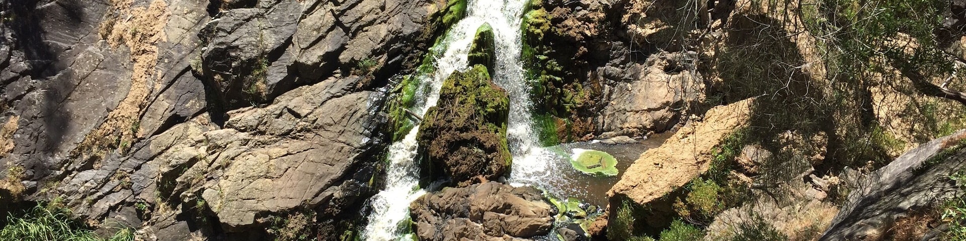 Just a nice surprise, small waterfall, lots of flowers around, don't wait end of the summer to go there, it is lovely to walk with the sound of the water.
Concrete pathway with stairs, easy very short walk.