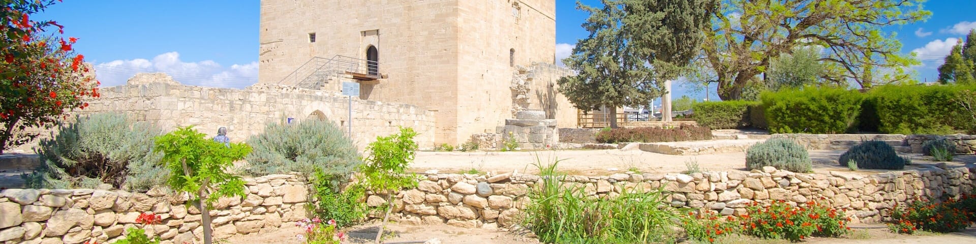 Kolossiborgen som inkluderar en trÀdgÄrd, historisk arkitektur och chateau eller palats