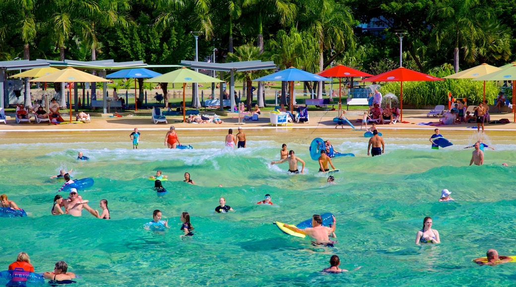 Darwin Waterfront caratteristiche di nuoto cosi come un grande gruppo di persone