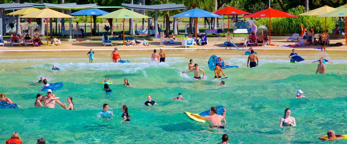 Paseo Marítimo de Darwin mostrando natación y también un gran grupo de personas