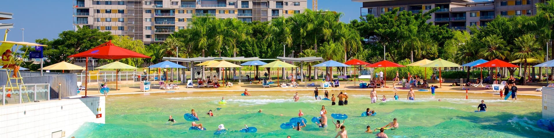 Paseo Marítimo de Darwin mostrando una piscina y natación y también un grupo grande de personas