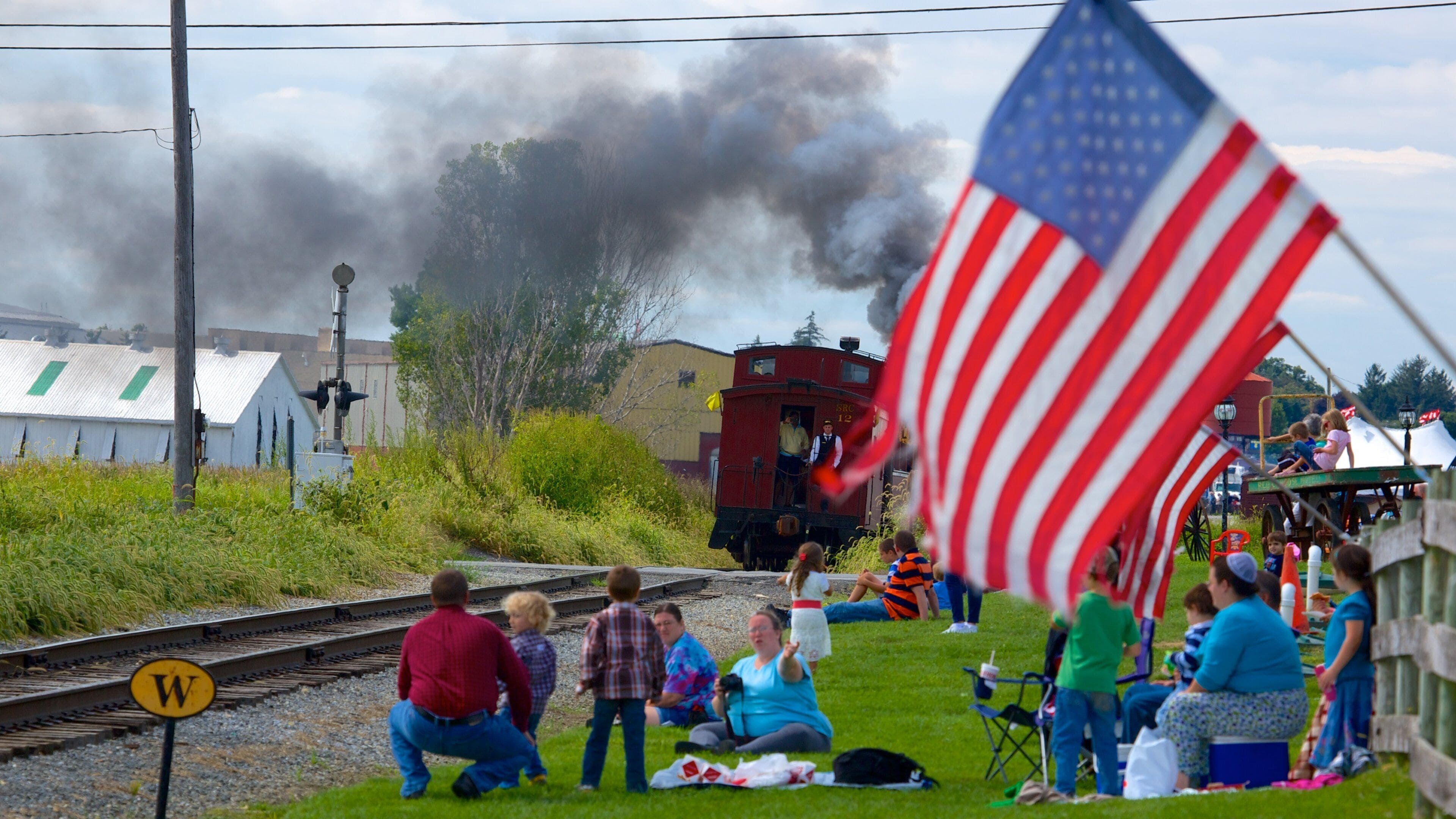 National Toy Train Museum montrant articles ferroviaires et patrimoine historique aussi bien que petit groupe de personnes