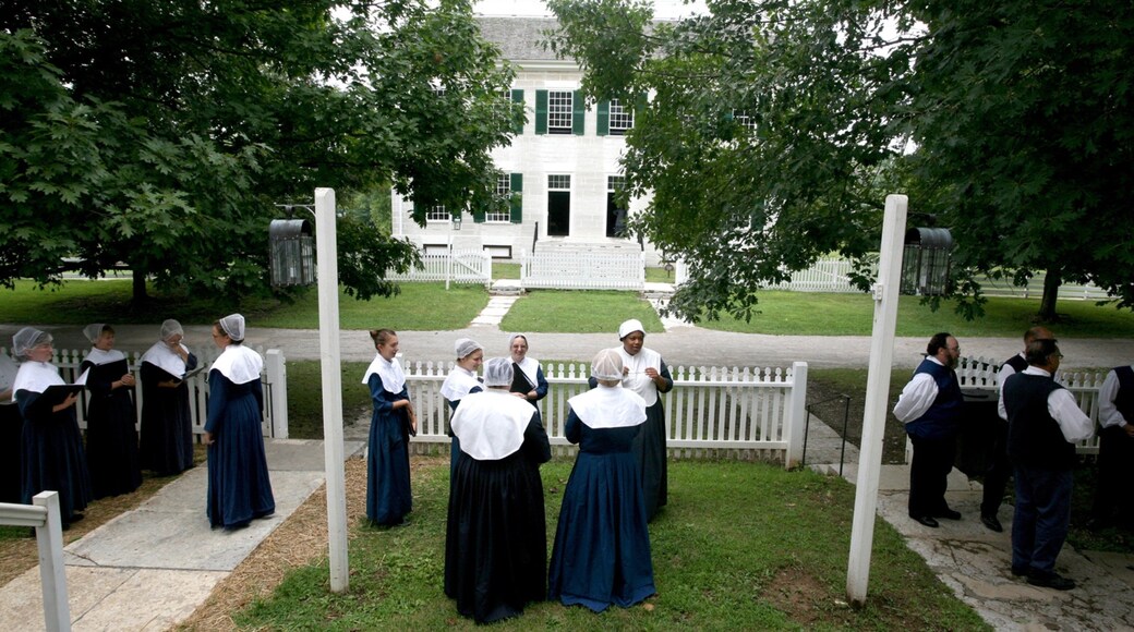 Shaker Village of Pleasant Village presenterar historiska element sÄvÀl som en liten grupp av mÀnniskor