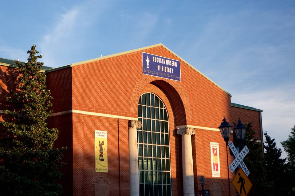 Le bâtiment du musée d’histoire d’Augusta, avec une grande fenêtre en arc de cercle et une enseigne bleue au-dessus.