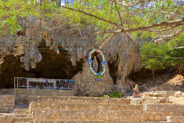 Lourdes Grotto mettant en vedette grottes et aspects religieux