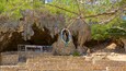 Lourdes Grotto qui includes cavernes et éléments religieux