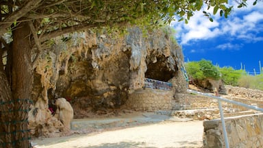 Lourdesgrotte welches beinhaltet Höhlen und religiöse Elemente