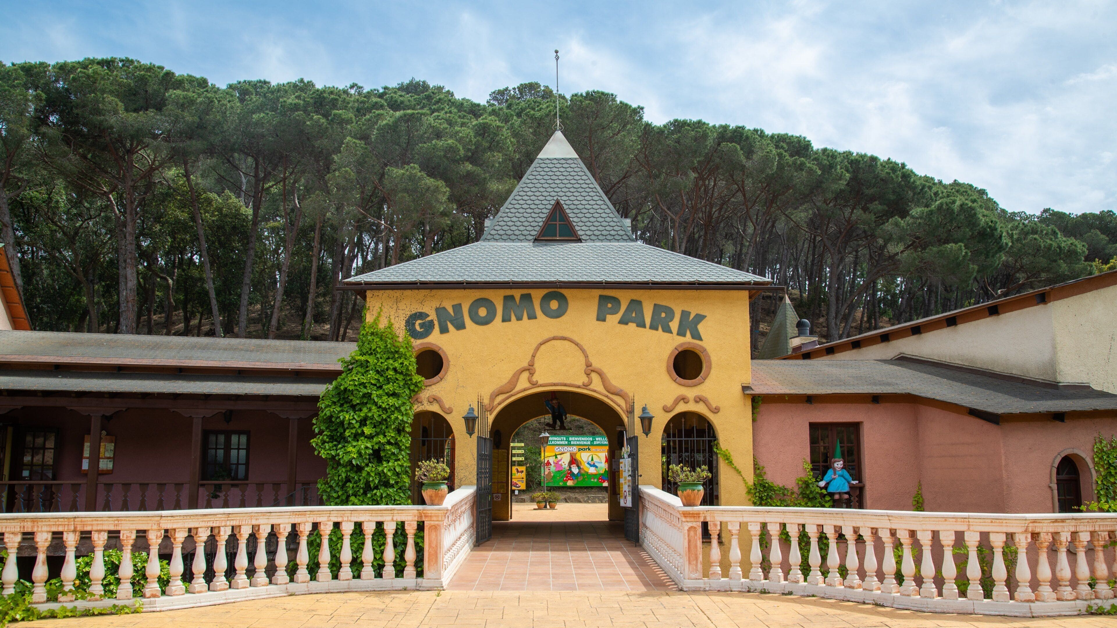 Gnomo Park which includes signage