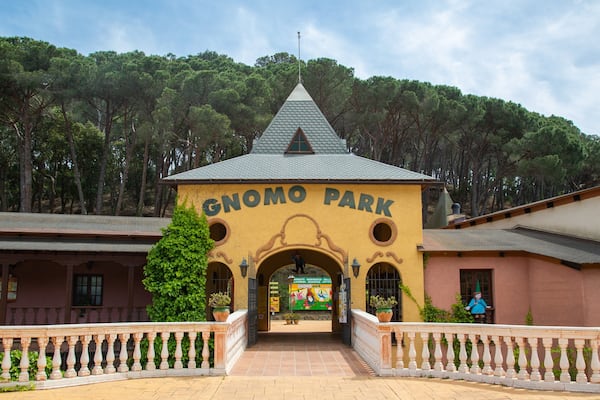 Gnomo Park which includes signage