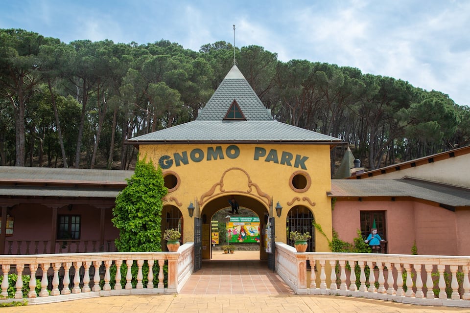 L'ingresso di Gnomo Park, caratterizzato da un tetto triangolare e un cartello sopra l'entrata.