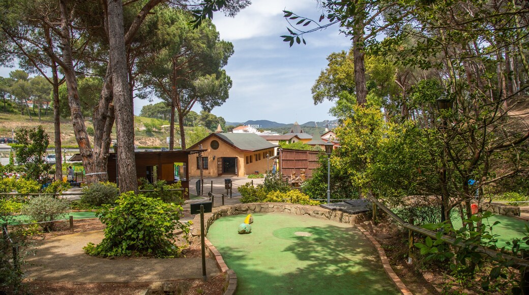 Gnomo Park showing golf