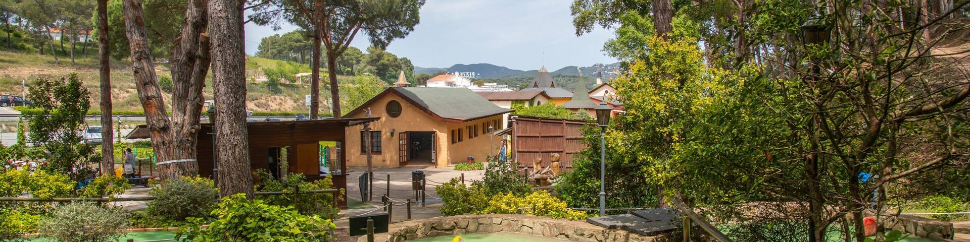 Gnomo Park showing golf