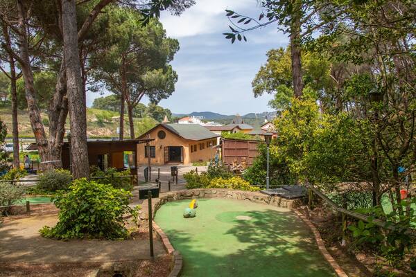 Gnomo Park showing golf