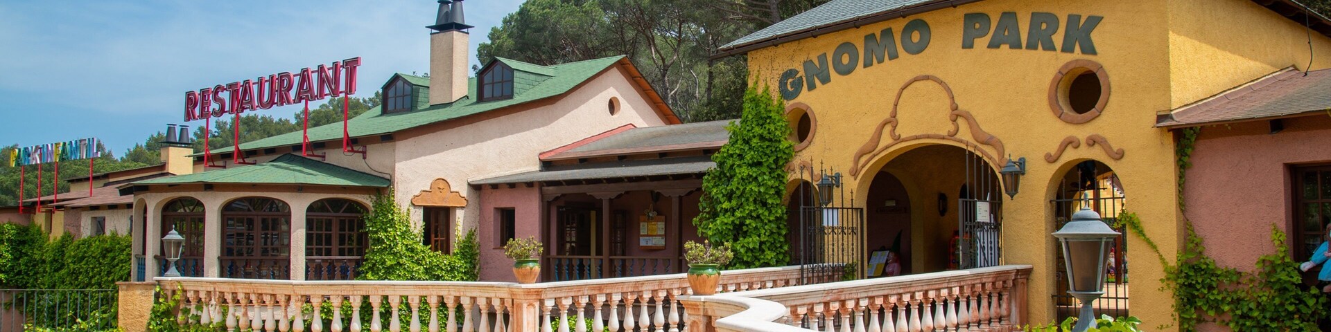 Gnomo Park featuring signage and golf