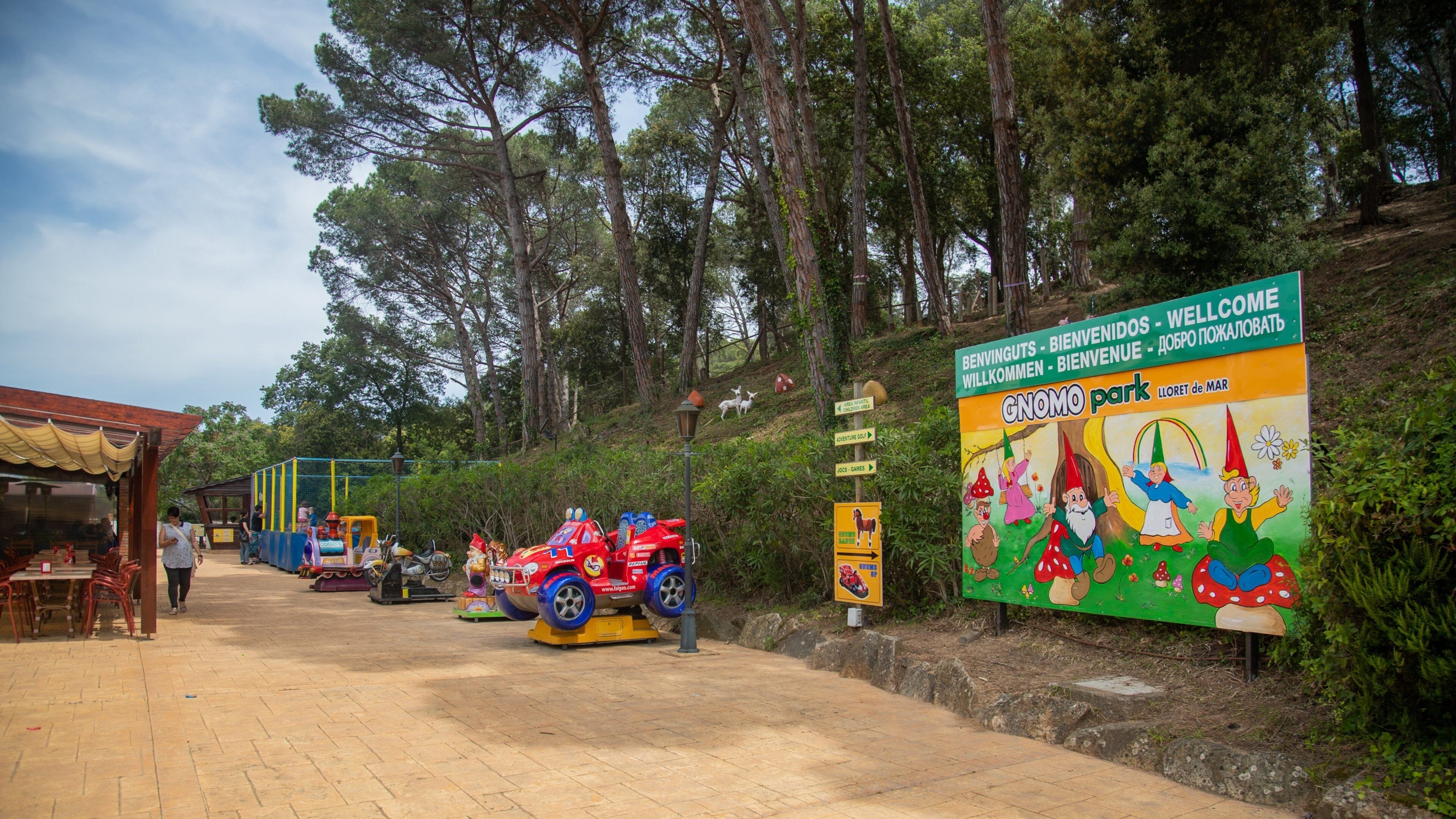 Gnomo Park featuring signage