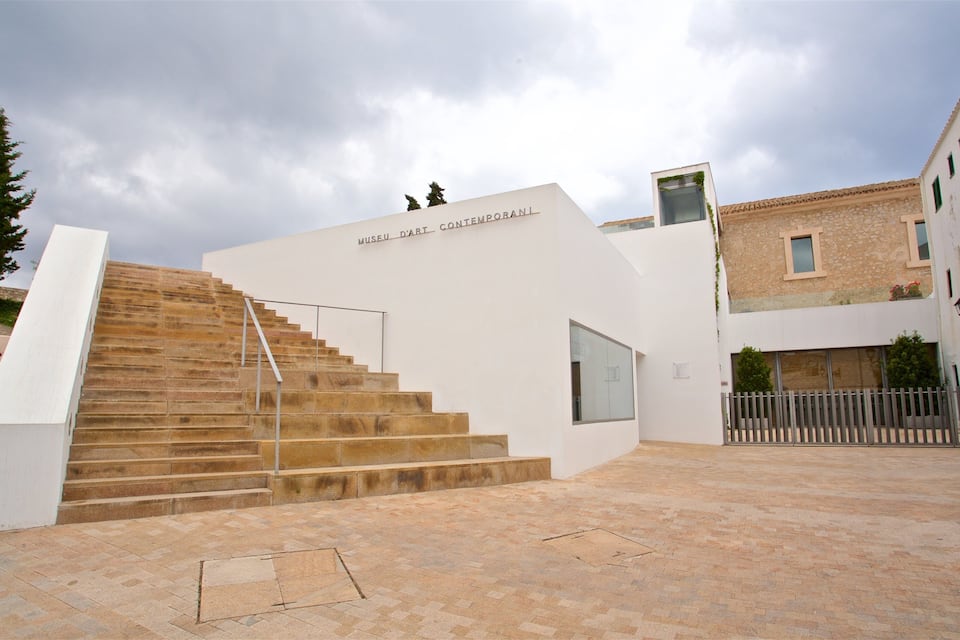 A modern building with a staircase leading up to it, labeled 'Museu d'Art Contemporani'.