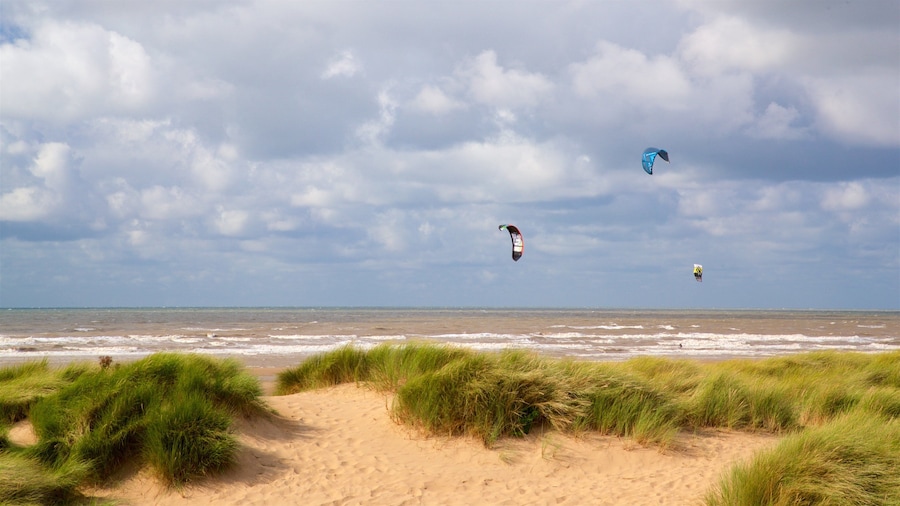 Plage d\'Ainsdale montrant kite surf, vues littorales et plage de sable