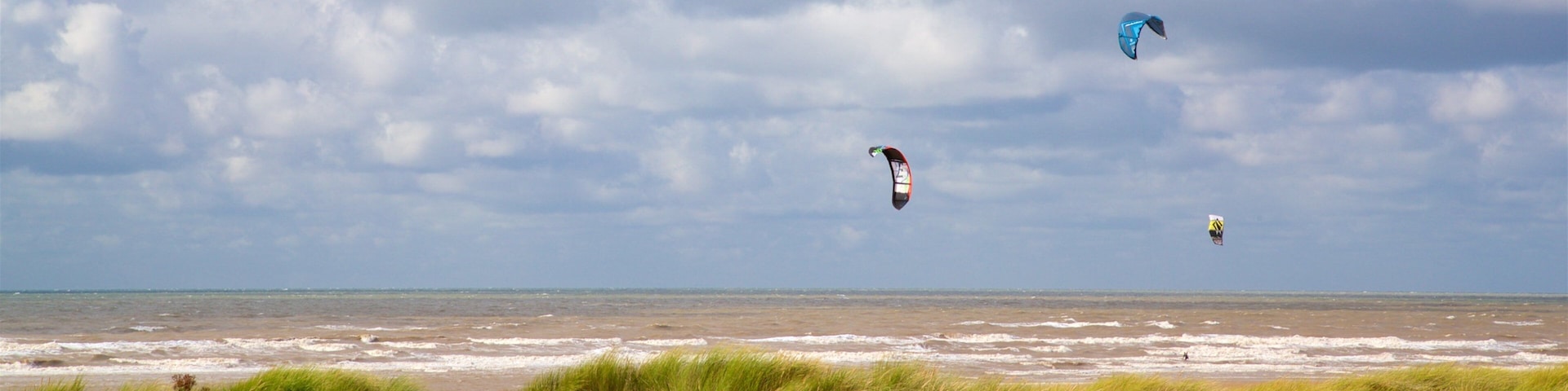 Ainsdale Beach caracterizando paisagens litorâneas, kitesurfe e uma praia
