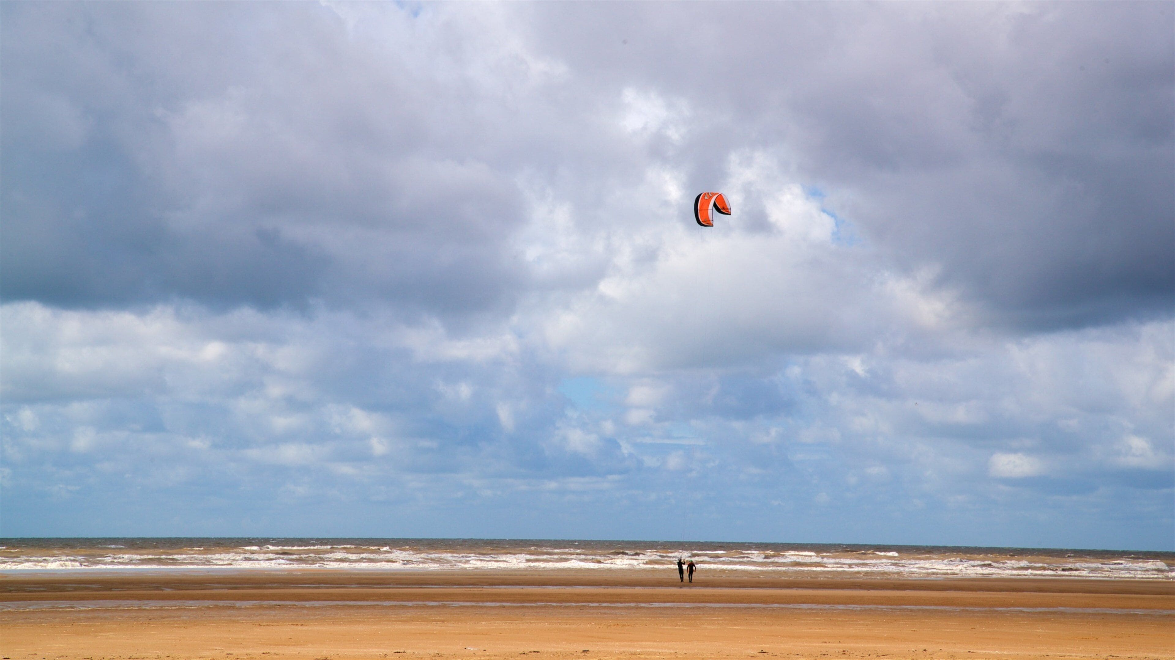 Ainsdale Beach som viser kitesurfing, kyst og sandstrand