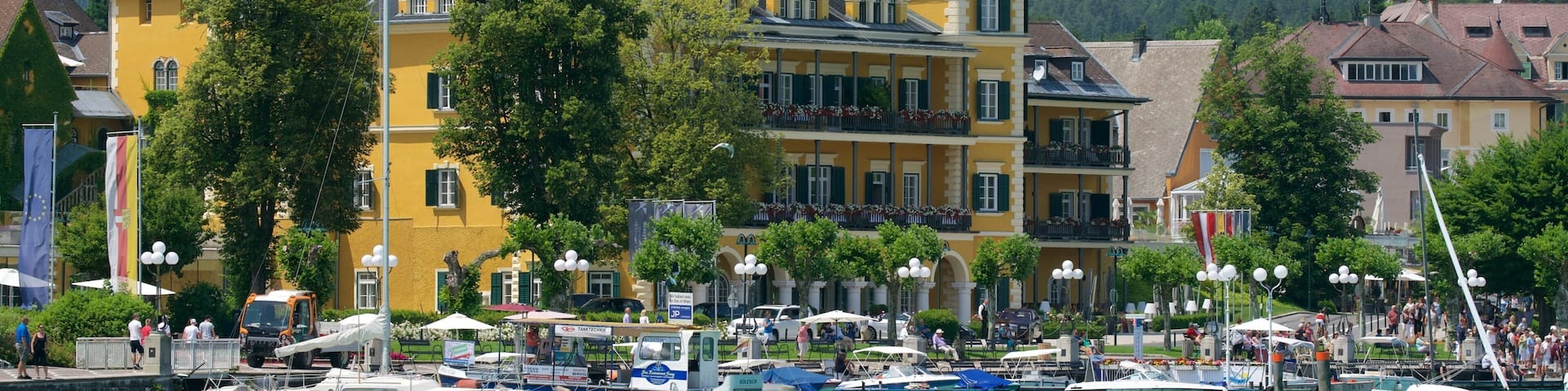 Velden am Woerthersee mostrando uma baía ou porto e elementos de patrimônio