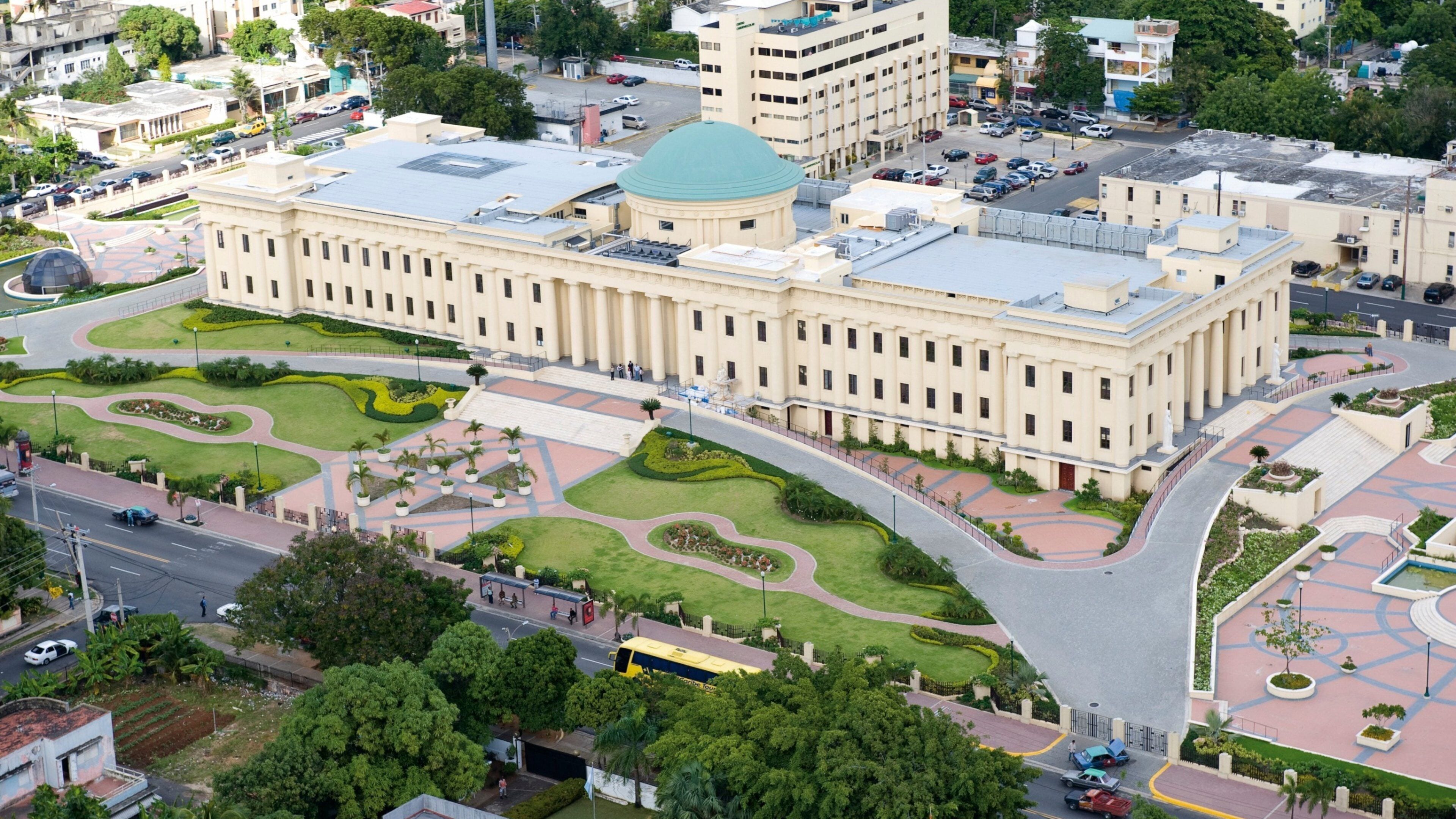 Paleis voor beeldende kunst inclusief straten, een stad en een kasteel