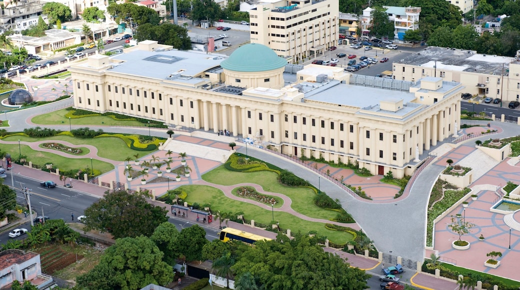 Paleis voor beeldende kunst inclusief straten, een stad en een kasteel