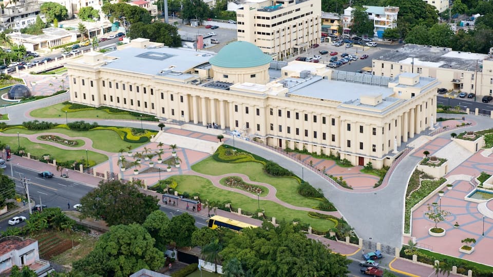 Palace of Fine Arts showing a city, street scenes and a square or plaza
