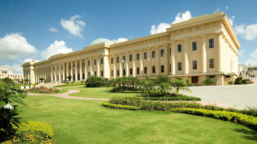 Paleis voor beeldende kunst toont een kasteel, een tuin en kunst