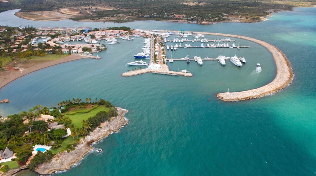 Puerto deportivo de Casa de Campo que incluye vistas generales de la costa, una ciudad costera y paseos en lancha