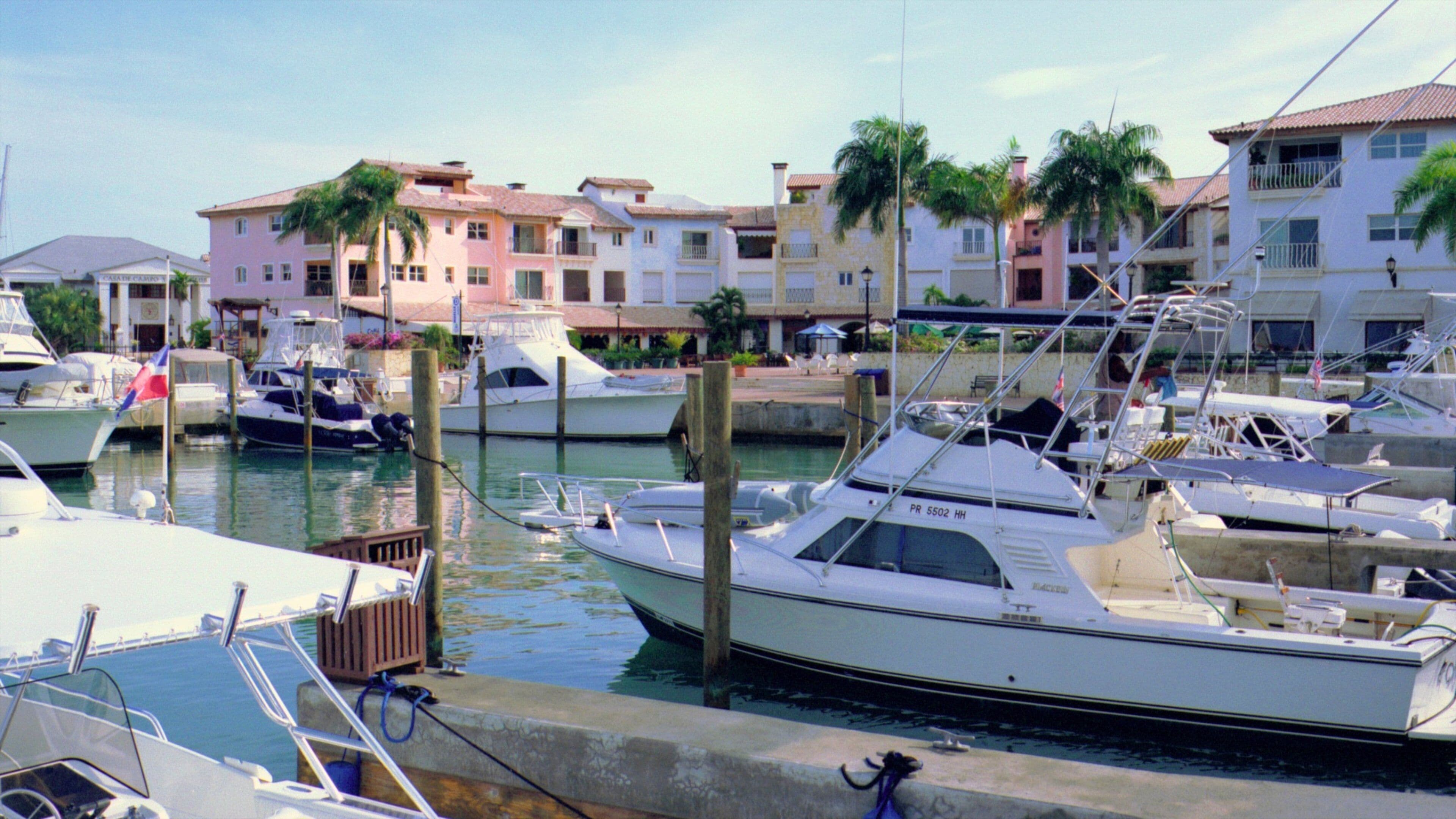 Casa de Campo-marinan som visar båtkörning, en marina och en kuststad