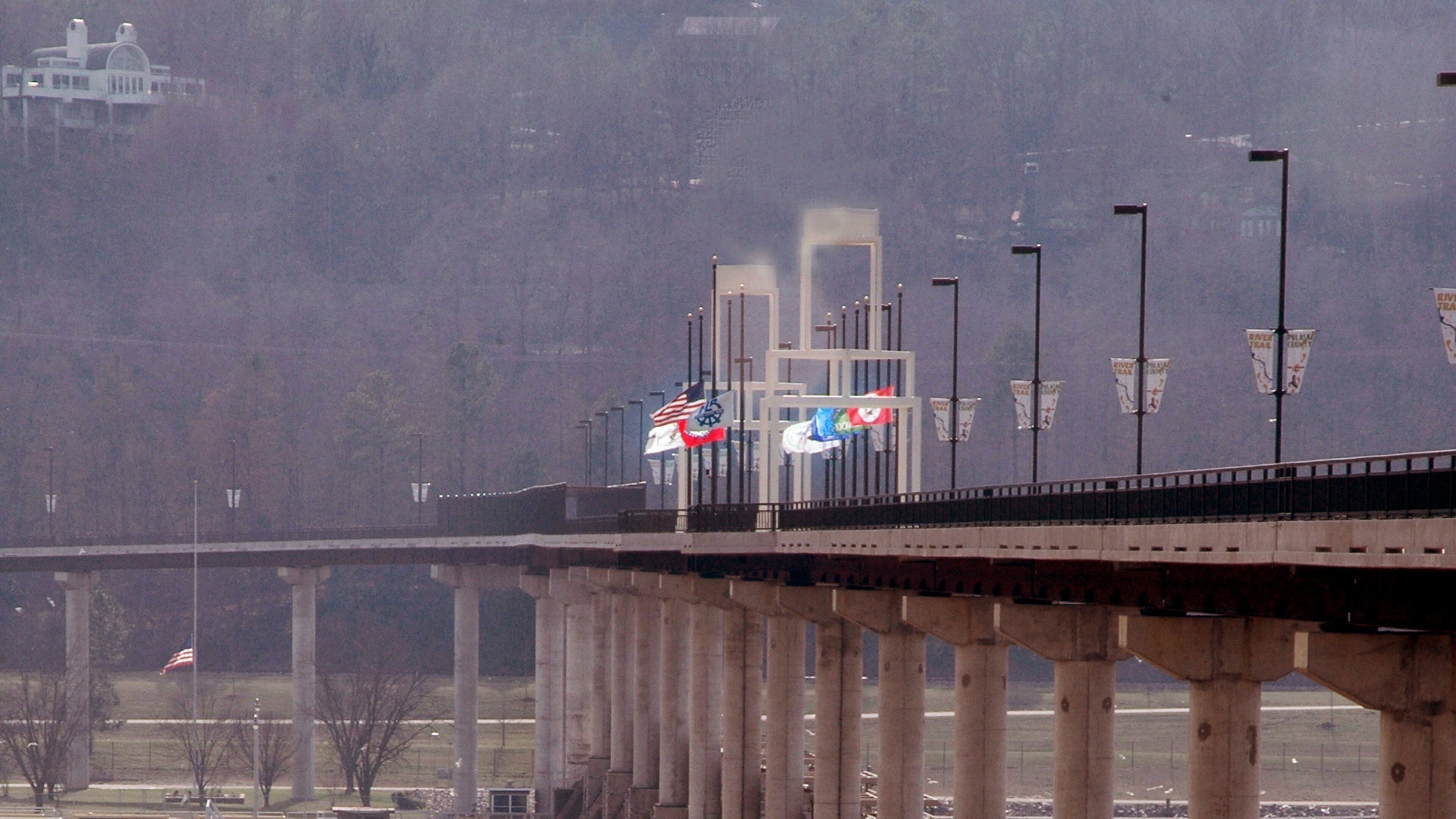 Big Dam Bridge mostrando un puente y neblina o niebla