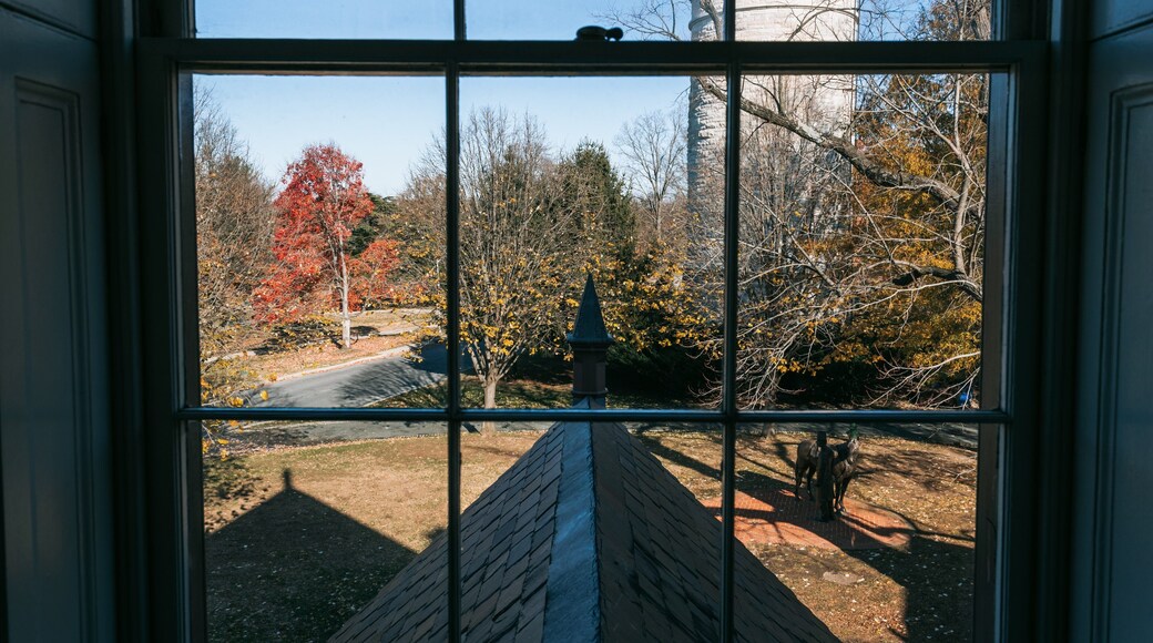 President Lincoln\'s Cottage showing fall colors and a garden