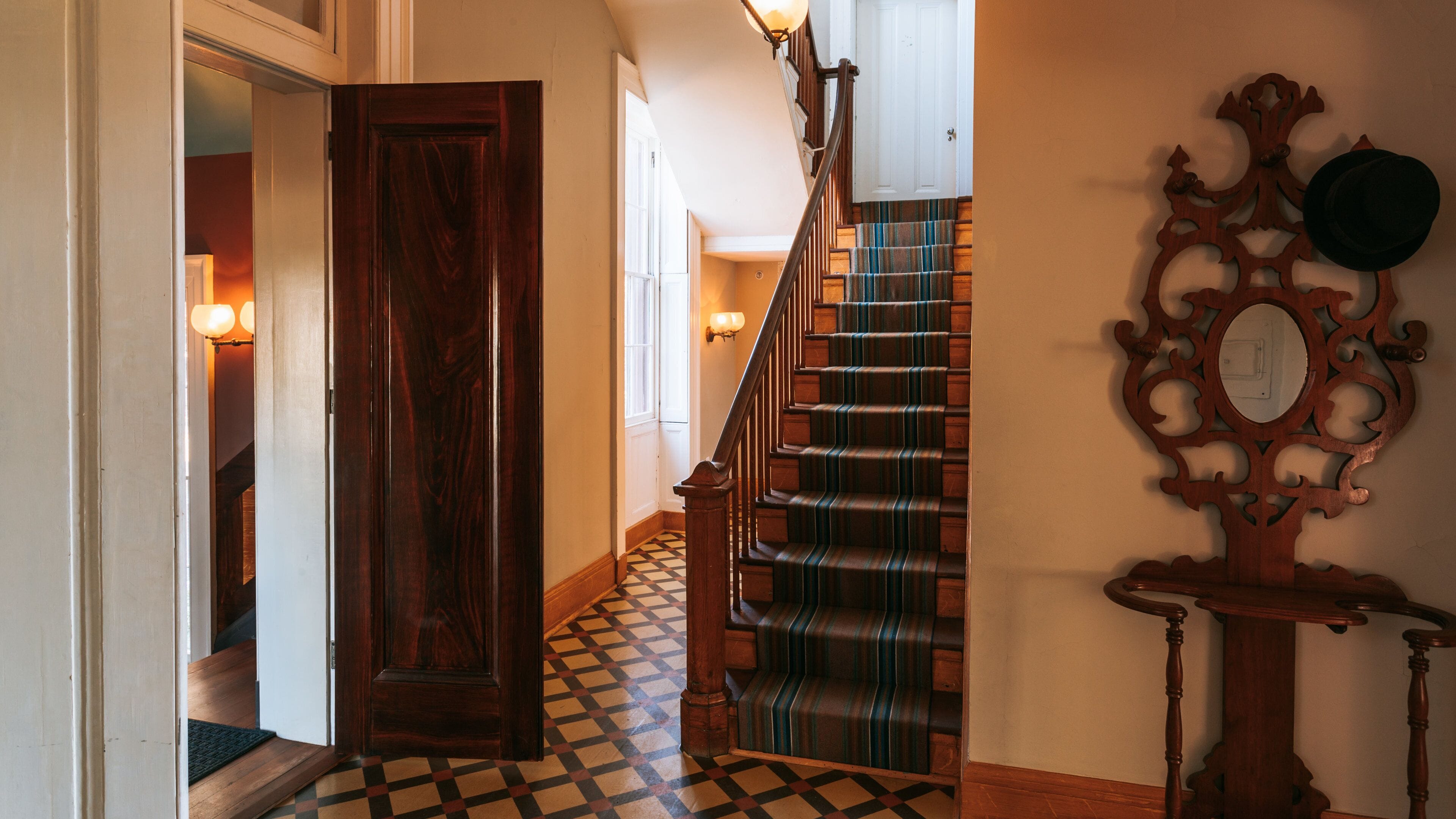 President Lincoln\'s Cottage which includes interior views, heritage elements and a house