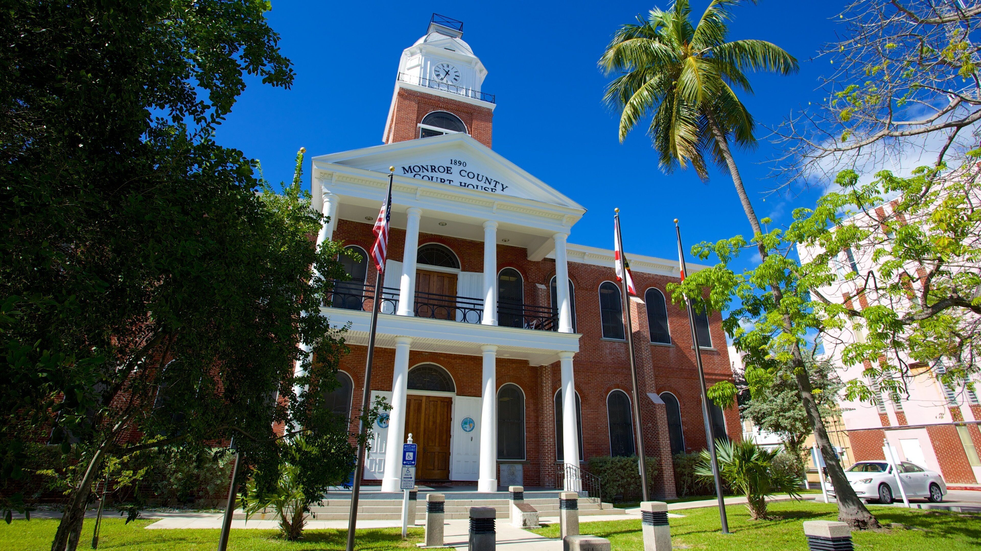 Jackson Square featuring an administrative buidling and heritage elements