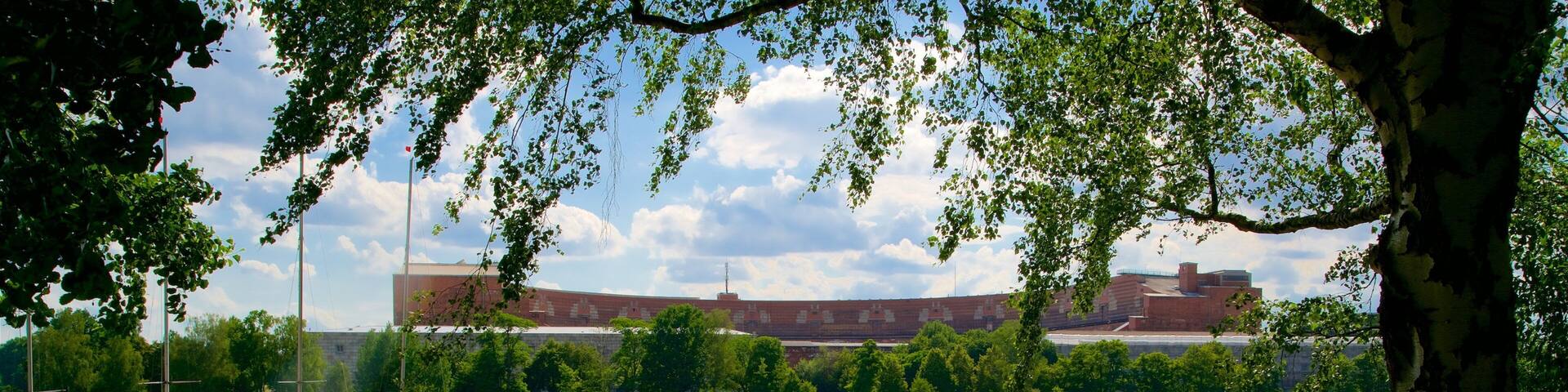 ReichsparteitagsgebÀude das einen See oder Wasserstelle