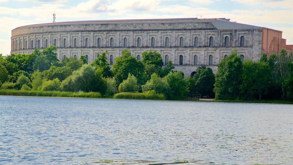 Reichsparteitagsgebäude mostrando um pôr do sol, arquitetura de patrimônio e um lago ou charco